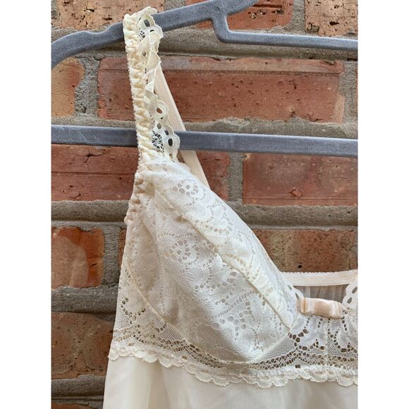 Elegant Cream Lace Chemise - Picture 5 of 7